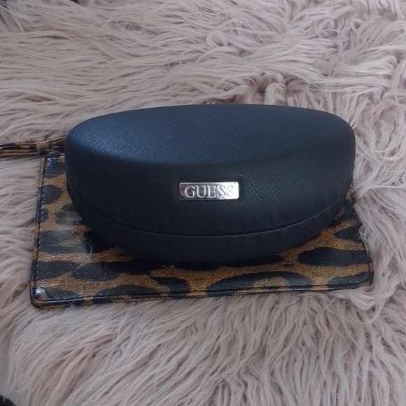 GUESS - Picture 9 of 9